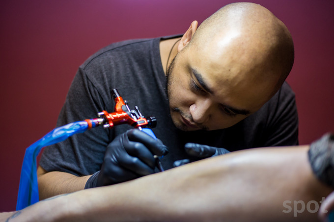 О том, как семейная пара открыла тату-салон, где набили 5400 татуировок