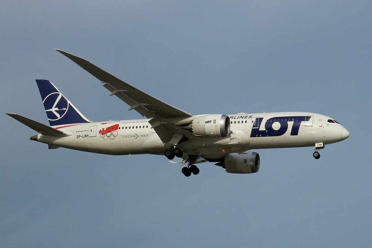 Рейс 4 буквы. Boeing 787-8 lot Polish Airlines. Лотэйр. Лот Эйр. Lot Airlines.